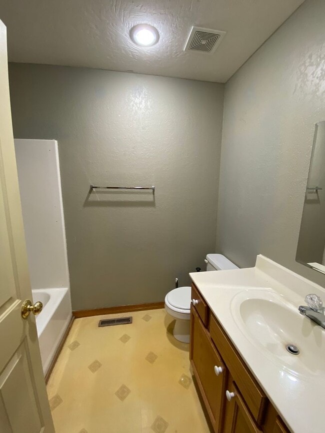 Building Photo - Great 2 bedroom 1.5 bathroom  Duplex