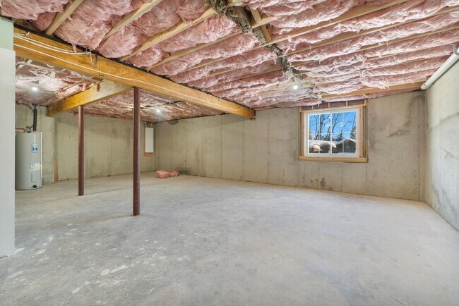 Building Photo - Move In Ready: Custom-built home