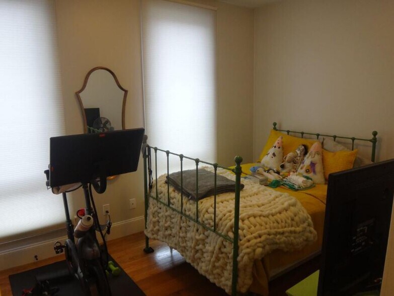 Building Photo - 168 Hampshire St