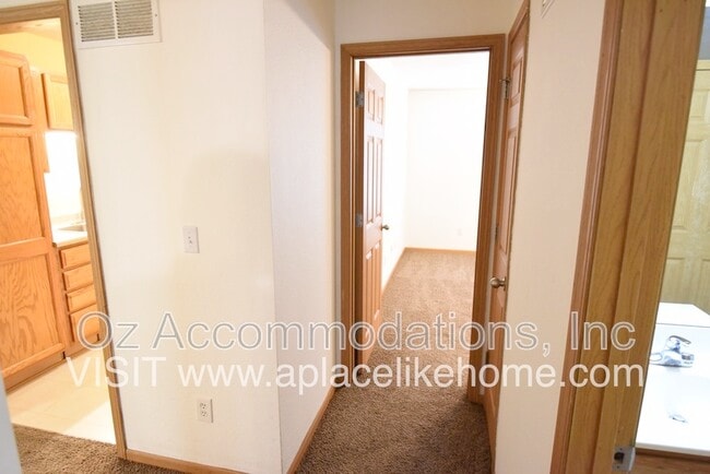 Building Photo - 8626 N Cleveland Ln