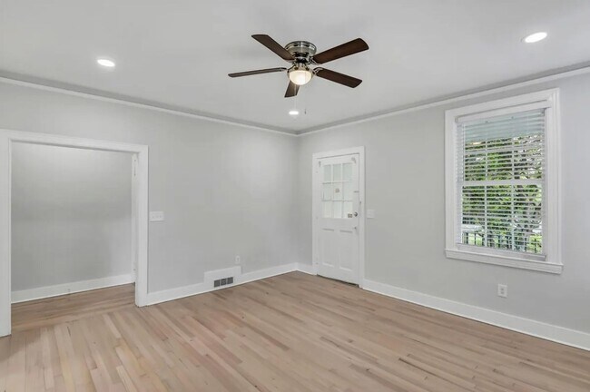 Building Photo - Pre-Leasing for the 26-27 School Year! - H...