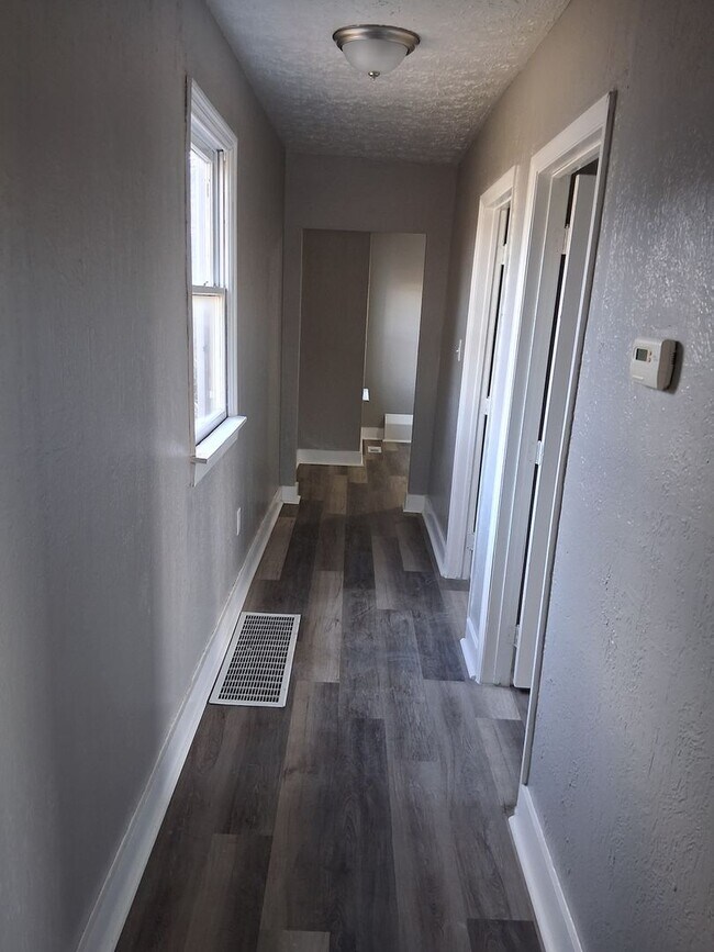 Building Photo - 2 bedroom 1 bath house for rent close to WPAFB, downtown Fairborn