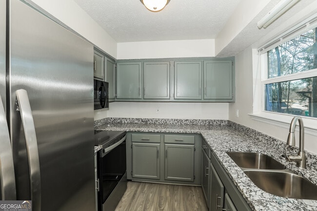 Building Photo - 9319 Forest Knoll Dr