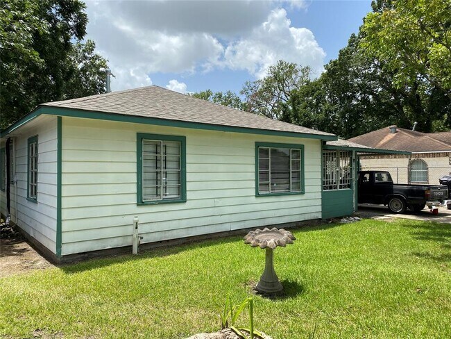Building Photo - 8914 Linda Vista Rd