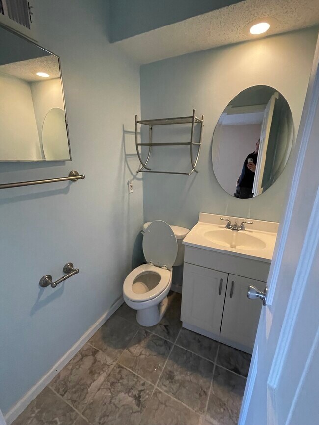 Building Photo - 3602 Gillham Rd