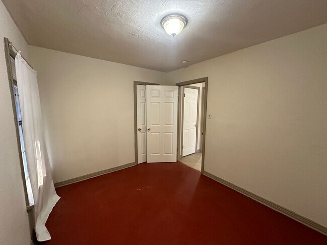 Building Photo - 1517/1519 Maple Drive