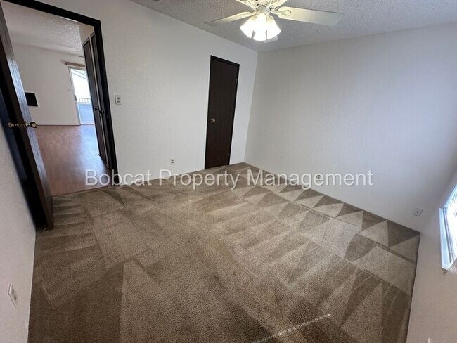 Building Photo - 400 S Saliman Rd