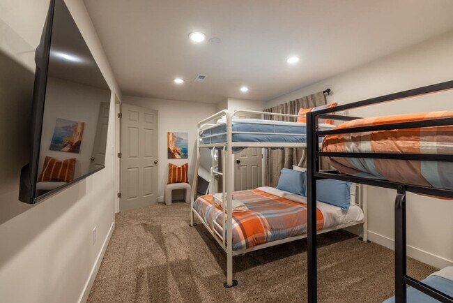 Building Photo - 1157 E Sego Lily Dr