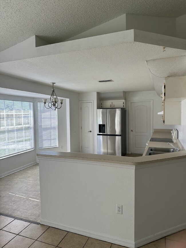 Building Photo - 4 Bedroom, 2 Bathroom, 2 Car Garage Home o...
