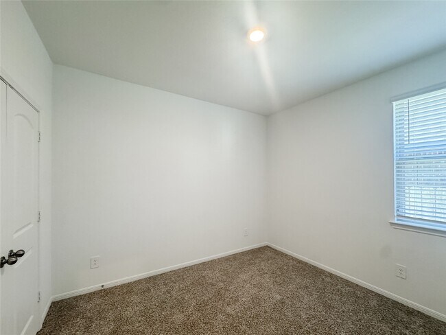 Building Photo - 519 Newcomb Holw Dr