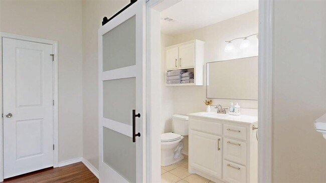 Building Photo - 810 Camellia Ct