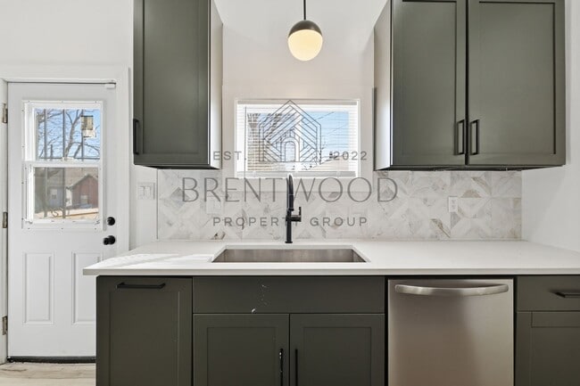 Building Photo - Contemporary 4bed/3bath with Private Yard