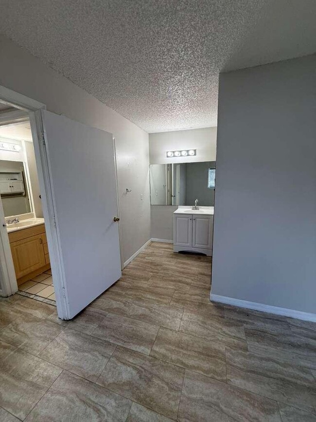 Building Photo - 3610 N 56th Ave