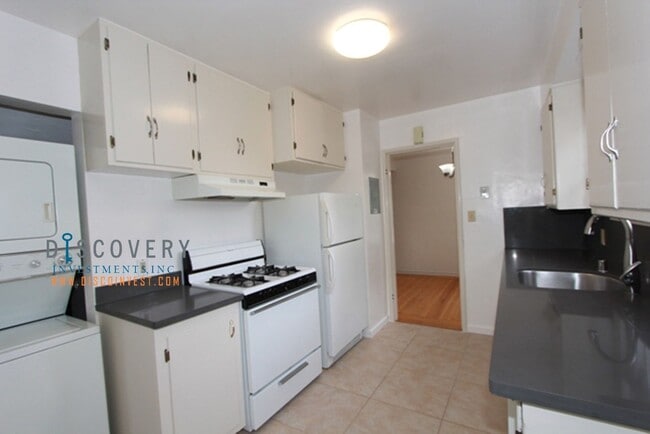 Building Photo - Desirable Elmwood Split Level Townhouse