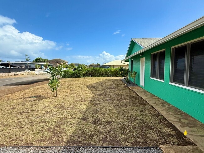 Building Photo - 4 Bedroom / 1.5 Bathroom Home on a Large Lot in Kahului!