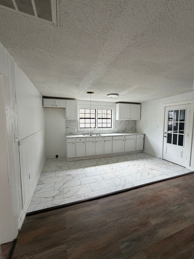 Building Photo - 3081 Sunrise St