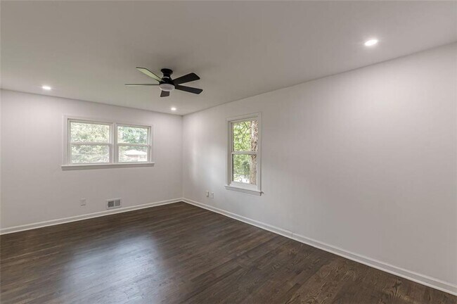 Building Photo - 2352 Glendale Dr