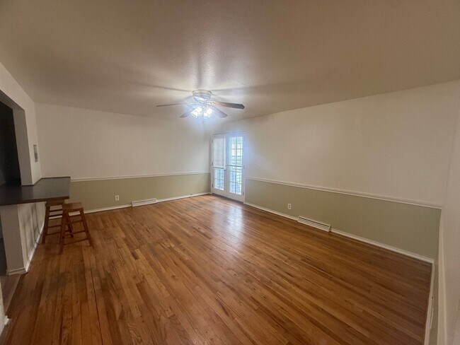 Building Photo - $0 DEPOSIT OPTION. CLASSIC CHARACTER MEETS COMFORT: 2-BED, 1-BATH IN AN INVITING TRIPLEX