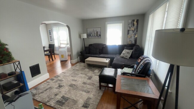 Building Photo - 908 Symonds Pl