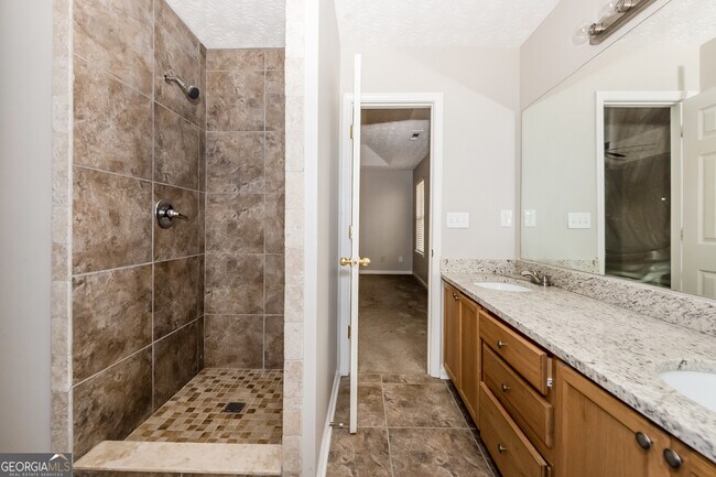 Building Photo - 70 Fairwoods Ct