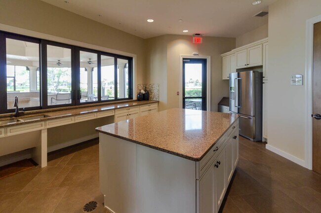 Building Photo - 740 S E Boboli Way