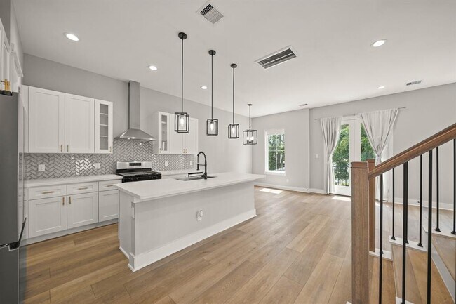 Building Photo - 823 Woodcrest Dr