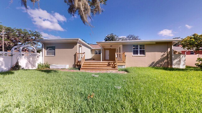 Building Photo - Stunning 4 Bedroom, 2 Bath Home in the Hea...