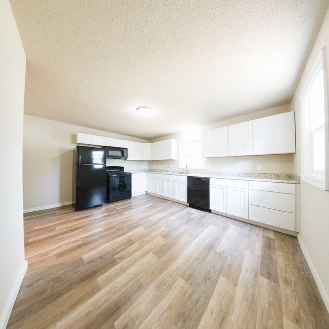 Building Photo - 2 Bedroom with Bonus Room Near Fairgrounds