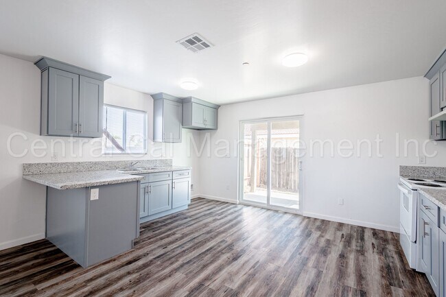 Building Photo - 129 E 8th St