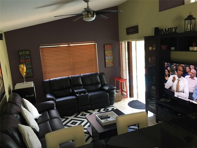 Building Photo - 160 NW 166th Ave