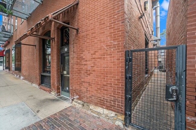 Building Photo - Modern 1 Bedroom, 1 Bath Apartment Home  Located In Historic Westport