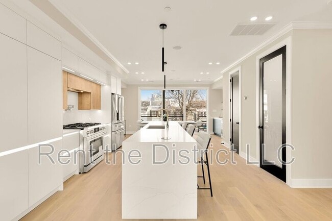 Building Photo - 1365 Perry Pl NW