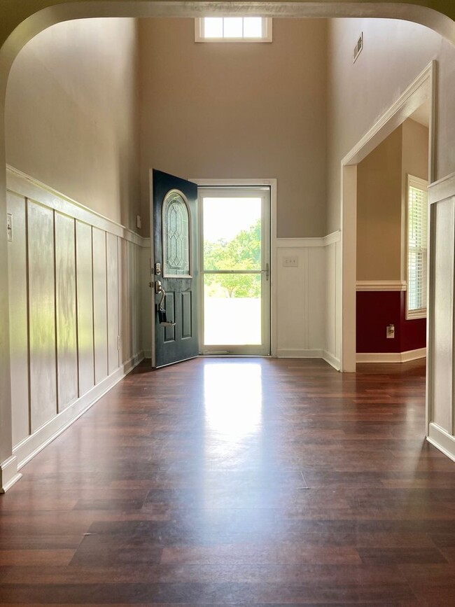 Building Photo - 5 Bedroom 3 Bath Hubert Home for Rent