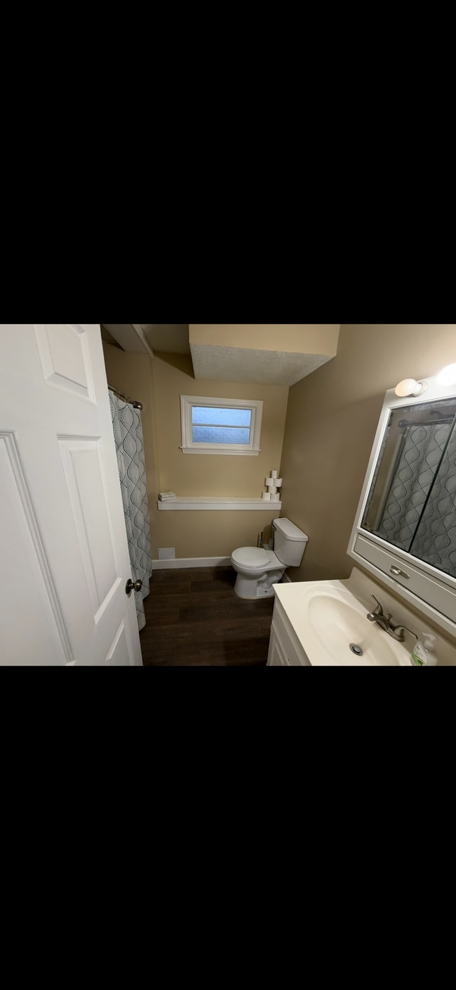 Building Photo - 823 Hawkins Dr