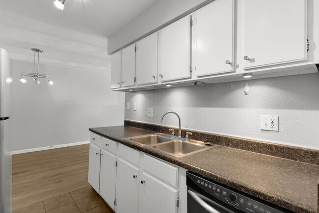 Building Photo - Recently updated 2 bedroom condo with upgr...