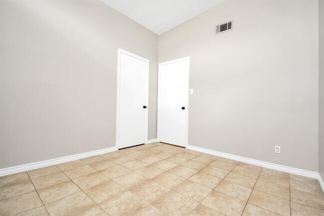 Building Photo - 10951 Shadow Wood Dr