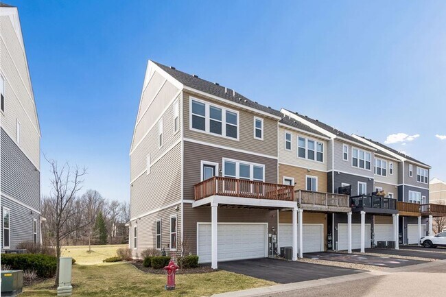 Building Photo - Spacious 3bed 3bath Townhome in Chaska!
