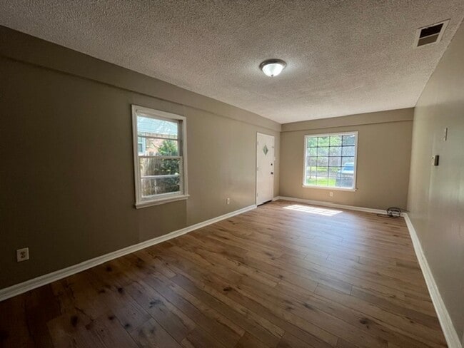 Building Photo - Renovated 4 Bedroom 1 Bath Home for Rent!