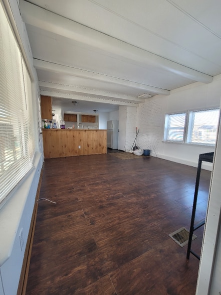 Building Photo - 595 Charles Ave