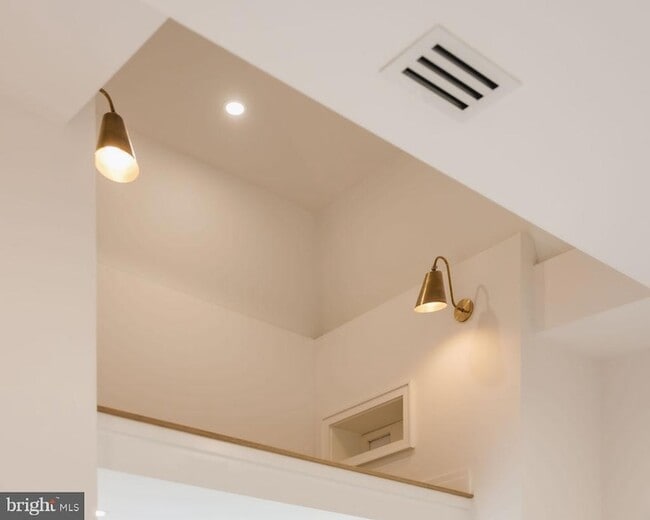 Building Photo - 2460 Ontario Rd NW