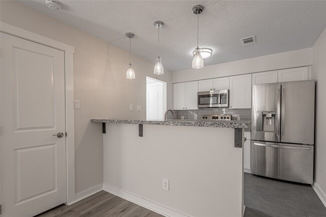 Building Photo - 2401 Sycamore Ave