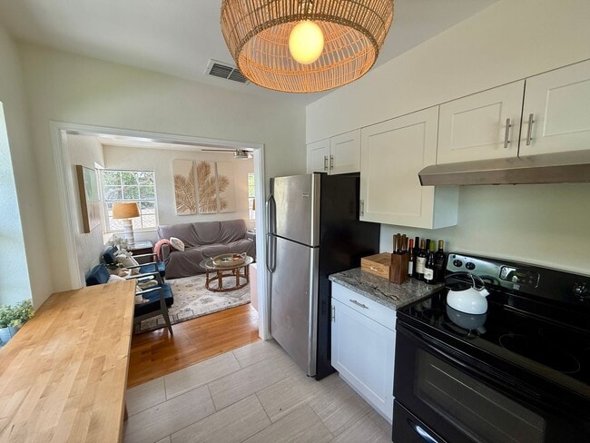 Building Photo - Adorable OLD NE garage 1/1 apartment - FUL...