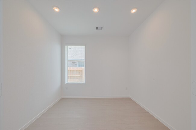 Building Photo - 6743 Iron Clover Dr