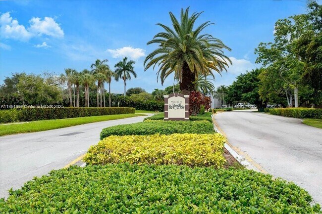 Building Photo - 9430 Live Oak Pl