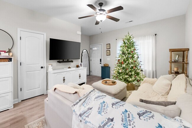 Building Photo - 2 Bed 2.5 Bath Townhome