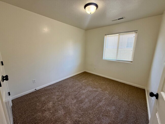 Building Photo - 3-BR Townhome Near Costco