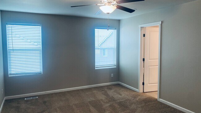 Building Photo - 5 Bedrooms and an Office Space!