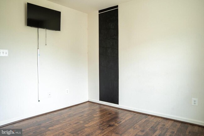 Building Photo - 42243 Canary Grass Square