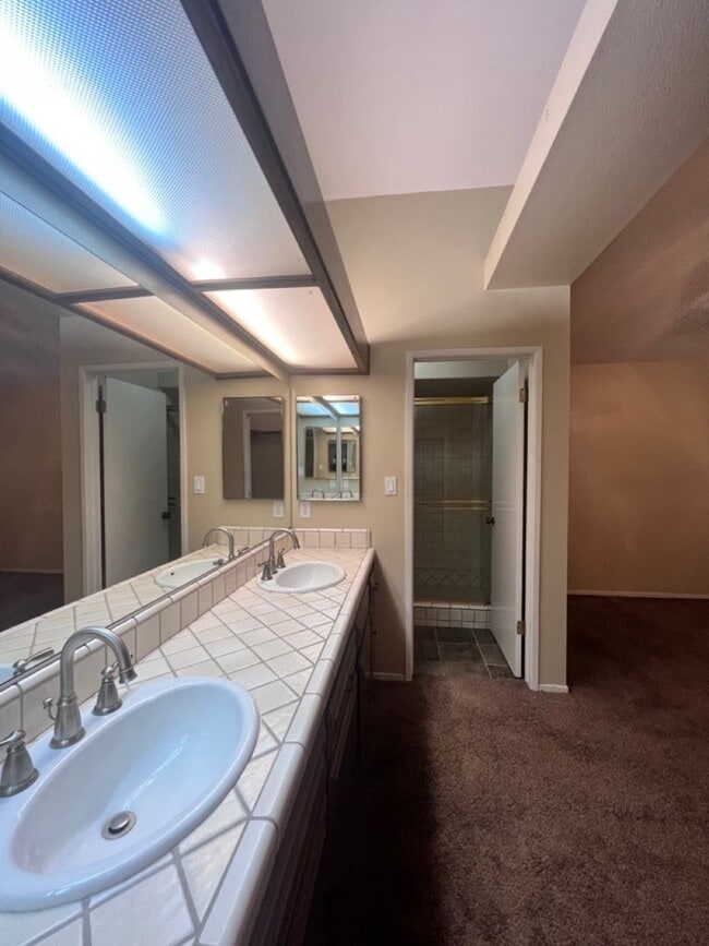 Building Photo - 2 Bed Condo w/Garage!