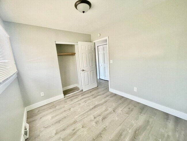 Building Photo - 3 Bed 1 Bath- South Park PA